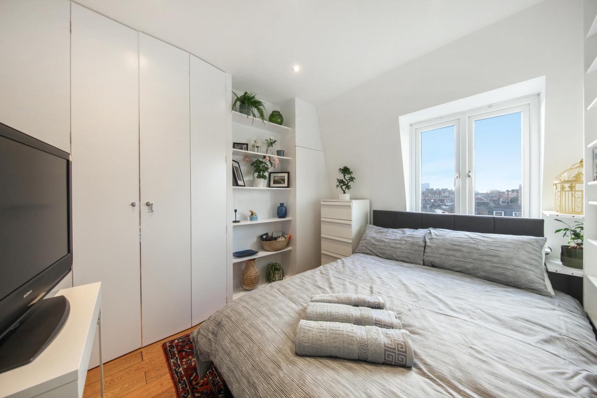 Chic 2br Loft-style In Queensway Apartament